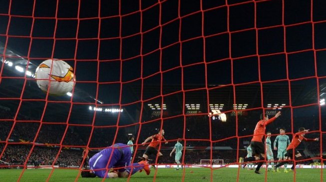 Detik-detik gol ketiga Rennes ke gawang Arsenal di laga leg 1 babak 16 besar Liga Europa, Jumat (8/3/2019). (Foto: AFP)