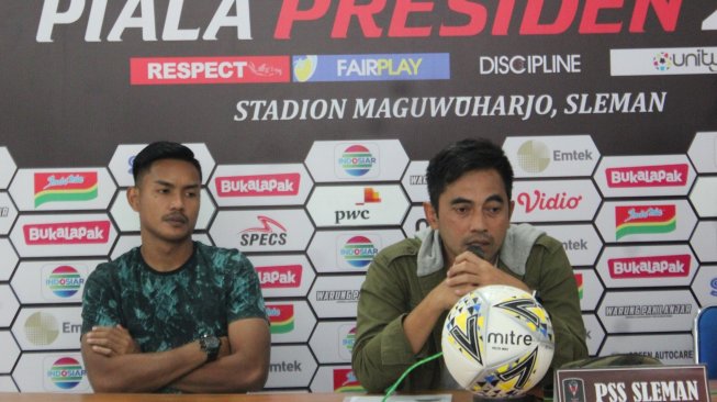 Pelatih PSS Sleman, Seto Nurdiantoro (kanan), saat menghadiri konferensi pers di Stadion Maguwoharjo, Sleman, Kamis (7/3/2019). (Bolatimes.com/Irwan Febri Rialdi)