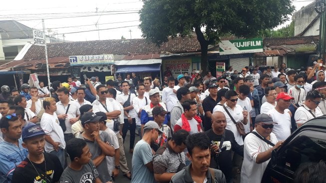 Ribuan pengemudi ojek daring di Yogyakarta melakukan aksi demonstrasi di depan kantor PT Gojek Indonesia (PTGI). (Suara.com/Sri Handayani)