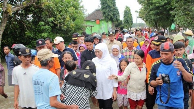 Gubernur Jatim Khofifah Indar Parawansa bertemu para pengungsi banjir di Kabupaten Madiun. (Beritajatim.com)