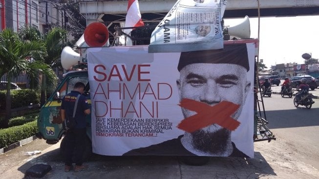 Demo #SaveAhmadDhani. (Suara.com/Fakhri)