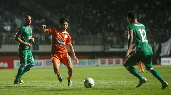 Pesepak bola Borneo FC Wahyudi Setiawan (tengah) mencoba melewati sejumlah pesepak bola PSS Sleman saat laga Piala Presiden 2019 di Stadion Maguwoharjo, Sleman, DI Yogyakarta, Jumat (8/3/2019). Dalam pertandingan tersebut PSS Sleman berhasil mengalahkan Borneo FC dengan skor 2-0. ANTARA FOTO/Hendra Nurdiyansyah