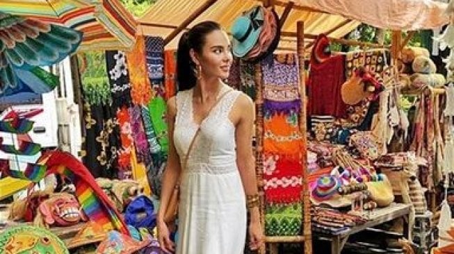 Melirik Gaya Casual Andalan ala Miss Universe 2018, Catriona Gray