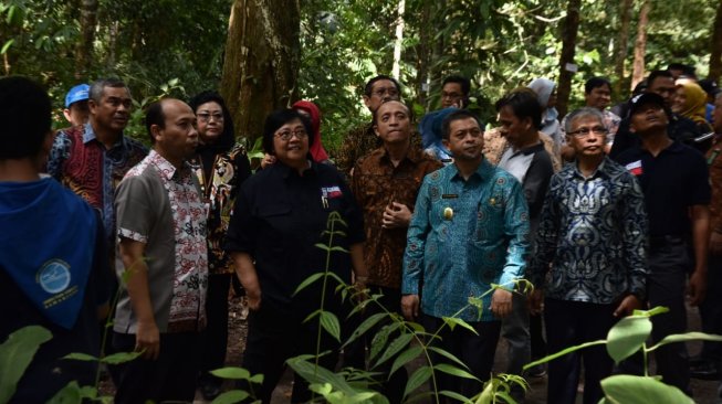 Menteri Lingkungan Hidup dan Kehutanan (LHK), Siti Nurbaya, saat memberikan orasi ilmiah di hadapan ratusan mahasiswa Fakultas Kehutanan Universitas Mulawarman (Unmul) di Samarinda, Provinsi Kalimantan Timur, Jumat (8/3/2019). (Dok: KLHK)