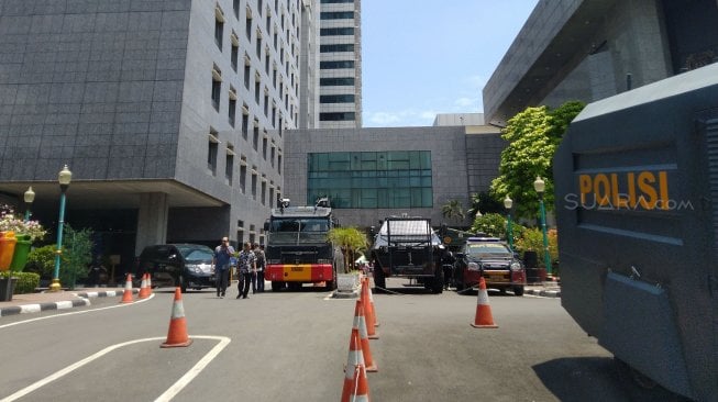 Polisi siagakan kendaraan water cannon dan satu kendaraan taktis barracuda untuk meningkatkan pengamanan di Gedung DPRD Jakarta. (Suara.com/Tyo)