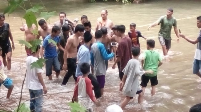 Selfie di Jembatan Pelangi, Ramadhan Siswa MTs Tewas