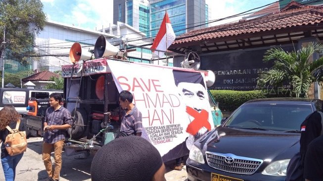 Demo #SaveAhmadDhani. (Suara.com/Fakhri)