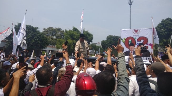 Disambut Takbir Allahuakbar ke Persis, Prabowo Nongol dari Sunroof Mobil