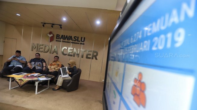 Ketua Bawaslu RI Abhan bersama Anggota Bawaslu Mohammad Afifuddin, Ahmad Badja dan Ratna Dewi memberi penjelasan perkembangan terbaru tentang laporan Bawaslu saat diskusi di kantor Bawaslu, Jakarta, Jumat (8/3). [Suara.com/Oke Atmaja]