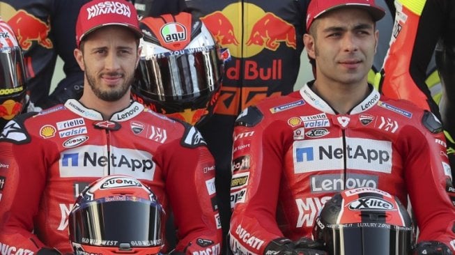 Duet pebalap Mission Winnow Ducati, Andrea Dovizioso (kiri) dan Danilo Petrucci, berfoto bersama jelang dimulainya seri perdana MotoGP 2019 di Sirkuit Losail, Qatar, Kamis (7/3/2019). [AFP/Karim Jaafar]