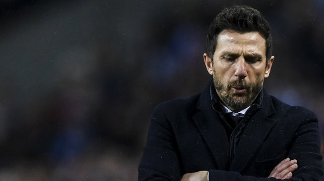 Pelatih AS Roma Eusebio Di Francesco saat menyaksikan pertandingan sepak bola leg kedua babak 16 besar Liga Champions antara Porto melawan AS Roma di Stadion Dragao, Porto, Portugal, Kamis (7/3) dini hari WIB. [PATRICIA DE MELO MOREIRA / AFP]