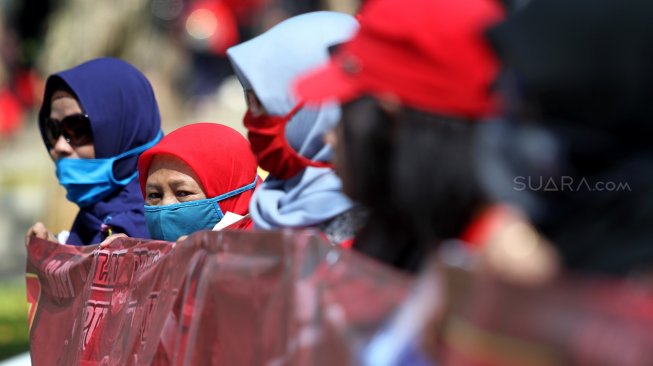 Massa yang terdiri dari sejumlah organinasi perempuan melakukan aksi di sekitar Istana Merdeka, Jakarta, Jumat (8/3). [Suara.com/Arief Hermawan P]