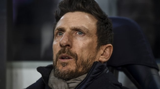 Pelatih AS Roma Eusebio Di Francesco saat menyaksikan pertandingan sepak bola leg kedua babak 16 besar Liga Champions antara Porto melawan AS Roma di Stadion Dragao, Porto, Portugal, Kamis (7/3) dini hari WIB. [PATRICIA DE MELO MOREIRA / AFP]