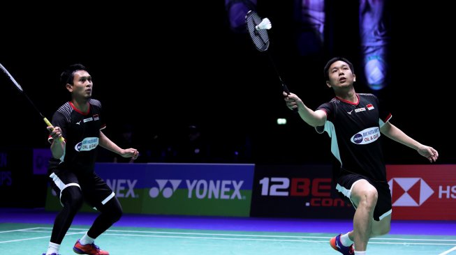 Pebulu tangkis ganda putra Indonesia Hendra Setiawan (kanan) dan Mohammad Ahsan berusaha mengembalikan kok kearah ganda putra Jerman Mark Lamsfuss dan Marvin Seidel pada babak perempat final All England 2019 di Arena Brimingham, Inggris, Jumat (8/3/2019). Pasangan Hendra/Ahsan lolos ke semifinal usai mengalahkan unggulan keenam asal Jerman Lamsfuss/Seidel dengan skor 21-12 dan 21-13. ANTARA FOTO/Widya Amelia - Humas PP PBSI/