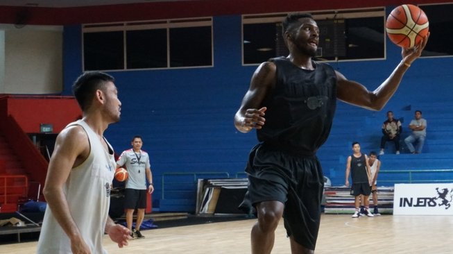 Point guard Stapac Jakarta, Kendal L. Yancy (kanan) menjalani latihan sebelum laga semifinal IBL 2018/2019 di Gelanggang Mahasiswa Soemantri Brodjonegoro (GMSB), Kuningan, Jakarta, Kamis (7/3/2019) malam WIB. (Suara.com/Arief Apriadi)