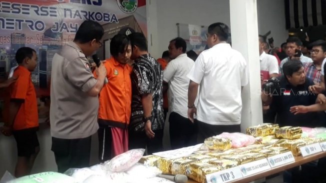 Polisi memperkenalkan Zul Zivilia dalam kasus narkoba di Polda Metro Jaya, Jumat (8/3/2019). [Sumarni/Suara.com]