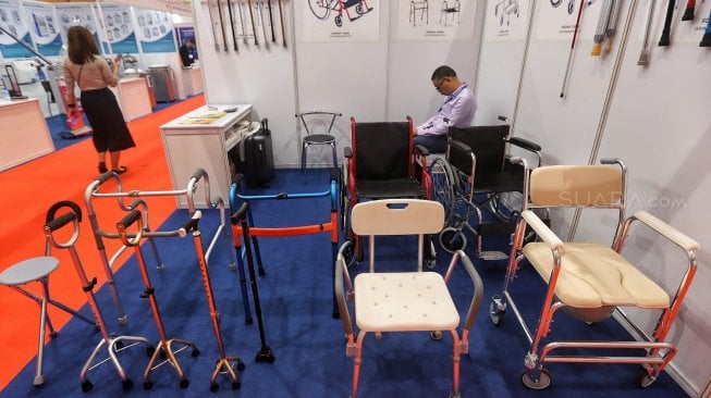 Pengunjung mengamati produk peralatan medis dalam Clinical Medical Equipment Fair (CMEF) Indonesia 2019 di JCC, Senayan, Jakarta, Jumat (8/3). [Suara.com/Muhaimin A Untung]