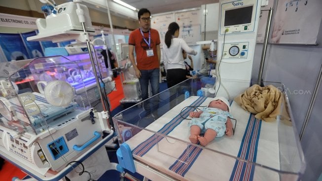 Pengunjung mengamati produk peralatan medis dalam Clinical Medical Equipment Fair (CMEF) Indonesia 2019 di JCC, Senayan, Jakarta, Jumat (8/3). [Suara.com/Muhaimin A Untung]