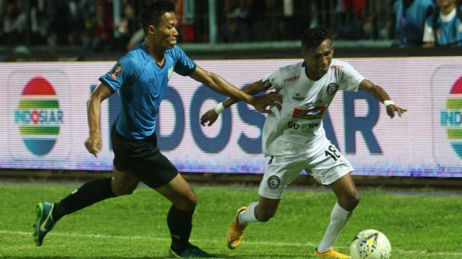 Pesepakbola Persela Lamongan Eky Taufik (kiri)( berusaha merebut bola dari kaki pesepakbola Arema FC Ricky Akbar Ohorela (kanan) dalam turnamen pra musim Piala Presiden Grup E di Stadion Kanjuruhan, Malang, Jawa Timur, Sabtu (9/3/2019). Persela mengalahkan Arema dengan skor akhir 1-0. ANTARA FOTO/Ari Bowo Sucipto