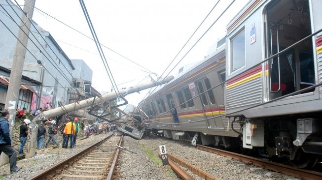 Warga melihat KRL Commuter Line 1722 yang anjlok di pintu perlintasan Kebon Pedes, Tanah Sareal, Kota Bogor, Jawa Barat, Minggu (10/3). ANTARA FOTO/Arif Firmansyah