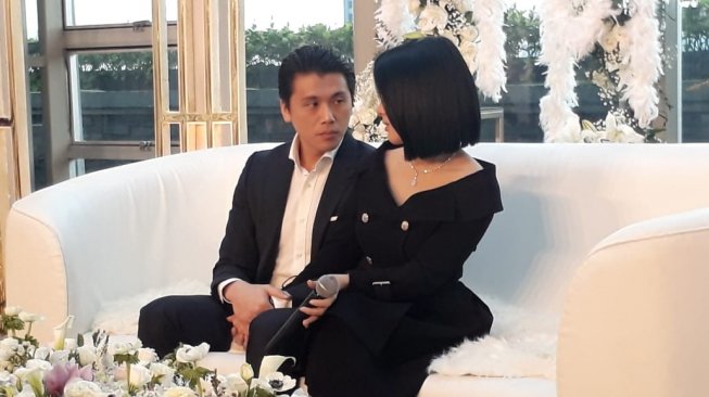 Reino Barack dan Syahrini saat jumpa pers di Plaza Suite, Penthouse, Grand Hyatt, Jakarta Pusat, Minggu (10/3/2019). [Ismail/Suara.com]