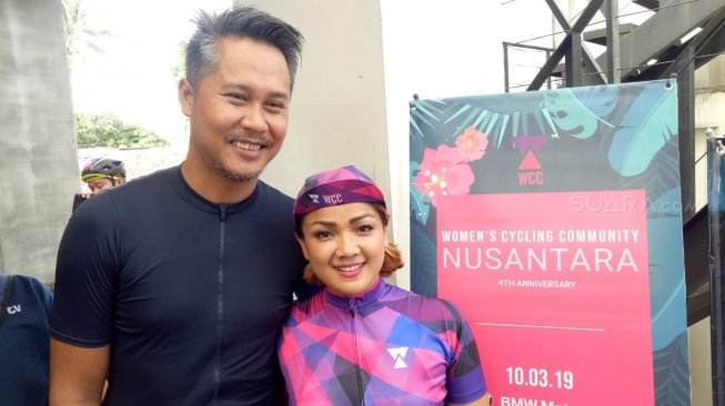 Nirina Zubir dan suaminya, Ernest Fardiyan Sjarif, saat ditemui di acara Milenial Road Safety Festival 2019 di kawasan Cilandak, Jakarta Selatan, Minggu (10/3/2019). [Ismail/Suara.com]