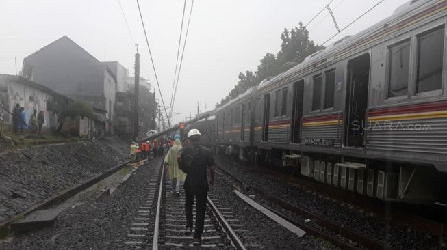 Lima Gerbong KA 1722 Dievakuasi Ke Dipo Depok