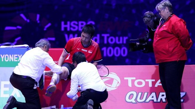 Pebulutangkis spesialis ganda putra Indonesia, Hendra Setiawan, mendapat perawatan dari dokter saat laga semifinal All England 2019 melawan, Takeshi Kamura/Keigo Sonoda (Jepang), Sabtu (9/3/2019). [Humas PBSI]