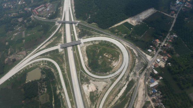 Foto udara jalan tol Trans Sumatera sesi ruas Bakauheni-Terbanggi Besar yang telah diresmikan oleh Presiden Joko Widodo di Lampung, Sabtu (9/3). ANTARA FOTO/Wahyu Putro A