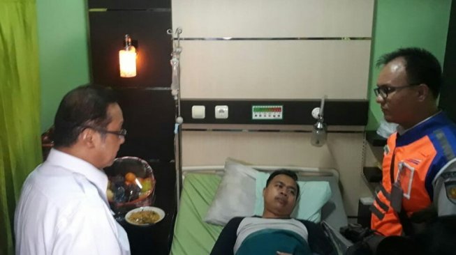 Dirut PT KAI Edi Sukmoro menjenguk Masinis KA 1722 Yakub Agung di RS Salak, Bogor, Jawa Barat, Minggu (10/3/2019). [Suara.com/Rambiga]