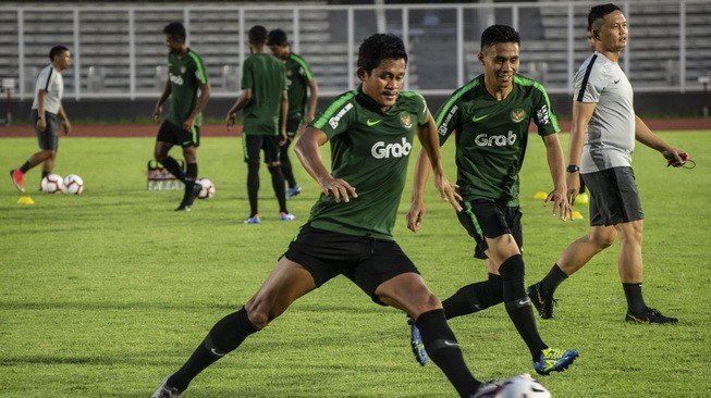 Para pemain Timnas Indonesia menjalani latihan di Stadion Madya, Kompleks Gelora Bung Karno, Senayan, Jakarta, Jumat (8/3/2019). [Antara/Aprillio Akbar]