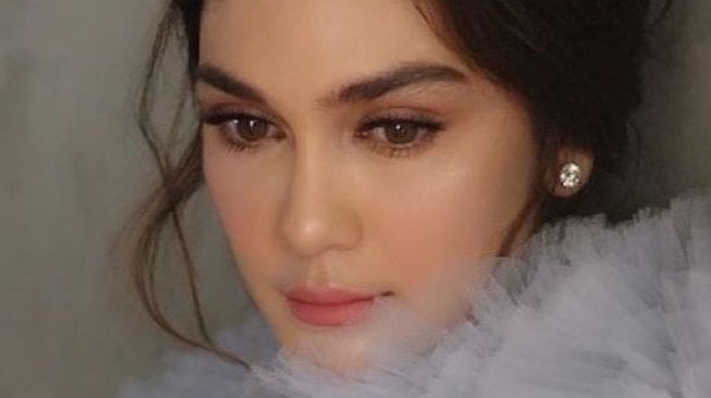 Luna Maya tampil cantik hingga membuat para artis takjub. [instagram/lunamaya]