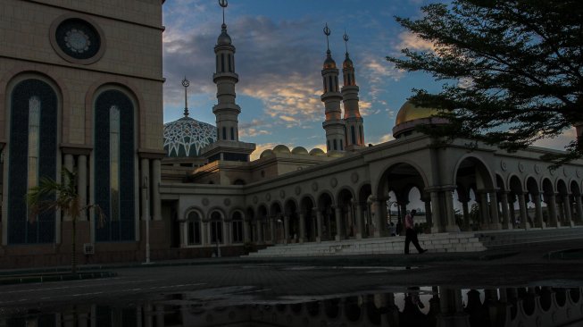 Pengunjung beraktivitas di halaman Masjid Islamic Center Samarinda di Kota Samarinda, Kalimantan Timur, Sabtu (9/3). ANTARA FOTO/Rony Muharrman