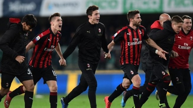 Para pemain AC Milan merayakan kemenangan atas Chievo, 2-1, di Stadion Marcantonio-Bentegodi, Minggu (10/3/2019) dini hari WIB. [Miguel MEDINA / AFP]