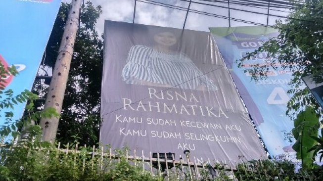 Baliho sensasional di Semarang, Jawa Tengah. [Suara.com/Adam Iyasa]