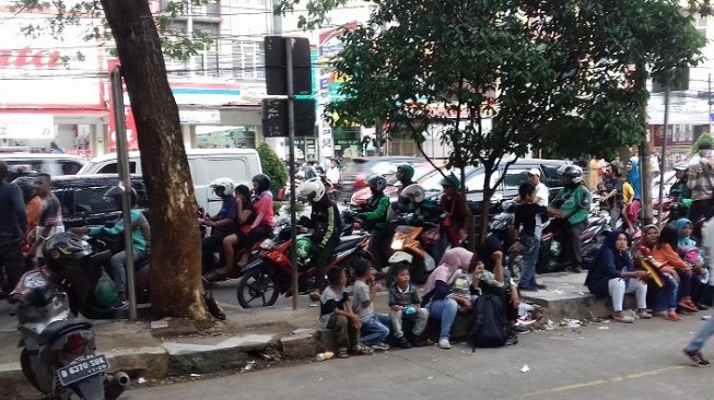 Diturunkan di Stasiun Depok Lama, Penumpang KRL Gunakan Ojol