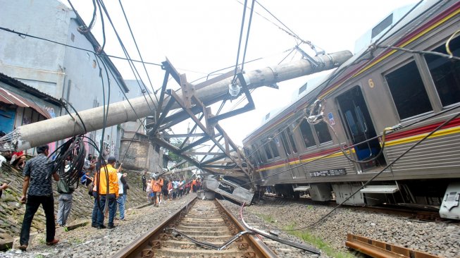 Sebelum KRL Anjlok, Warga Lihat Kabel Menjuntai di Perlintasan Kebon Pedes