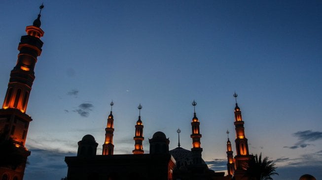 Pengunjung beraktivitas di halaman Masjid Islamic Center Samarinda di Kota Samarinda, Kalimantan Timur, Sabtu (9/3). ANTARA FOTO/Rony Muharrman