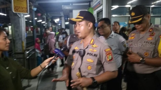 Kapolresta Depok Komisaris Besar Didik Sugiyarto ketika memberikan keterangan di Stasiun Depok Lama. [Suara.com/Supriyadi].