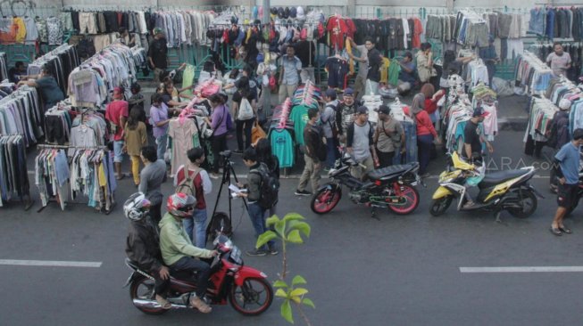 Pedagang menggelar barang dagangannya diatas trotoar dan bahu jalan di kawasan Pasar Senen, Jakarta, Minggu (10/3). [Suara.com/Muhaimin A Untung]