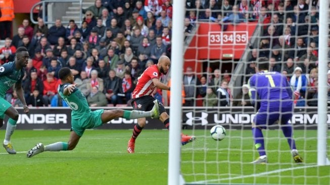 Pemain Southampton mencetak gol ke gawang Tottenham Hotspur dalam laga lanjutan Liga Inggris yang berlangsung di St.Mary's Stadium, Sabtu (9/3/2019) [AFP]