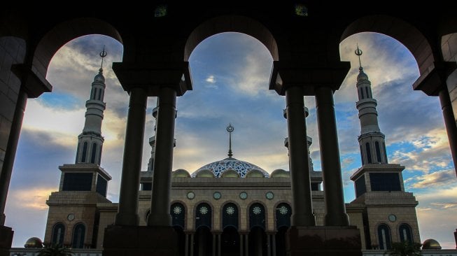 Pengunjung beraktivitas di halaman Masjid Islamic Center Samarinda di Kota Samarinda, Kalimantan Timur, Sabtu (9/3). ANTARA FOTO/Rony Muharrman