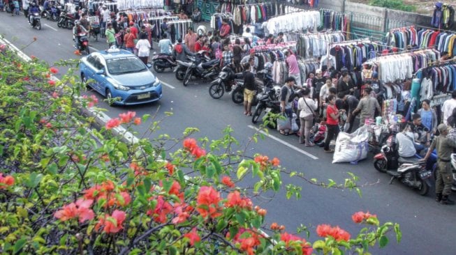 Pedagang menggelar barang dagangannya diatas trotoar dan bahu jalan di kawasan Pasar Senen, Jakarta, Minggu (10/3). [Suara.com/Muhaimin A Untung]