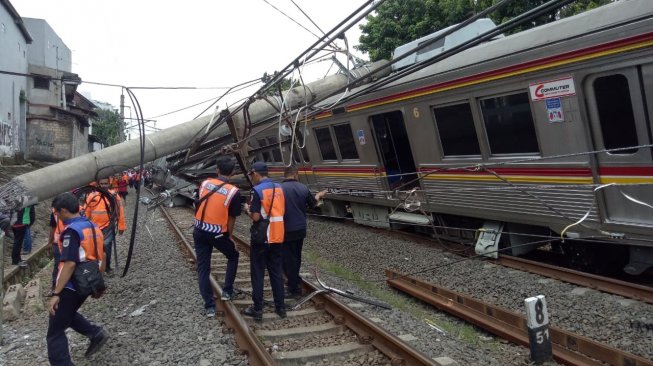 KRL Anjlok di Kebon Pedes, Dua Tiang Listrik Terhantam Gerbong