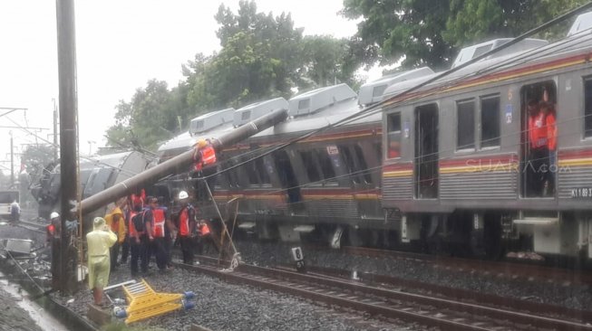 Kondisi KRL Commuter Line 1722 yang anjlok di pintu perlintasan Kebon Pedes, Tanah Sareal, Kota Bogor, Jawa Barat, Minggu (10/3). [Suara.com/Novian Ardiansyah]