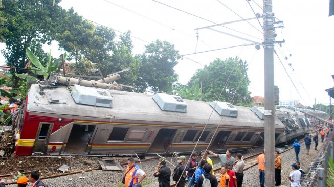 Warga melihat KRL Commuter Line 1722 yang anjlok di pintu perlintasan Kebon Pedes, Tanah Sareal, Kota Bogor, Jawa Barat, Minggu (10/3). ANTARA FOTO/Arif Firmansyah