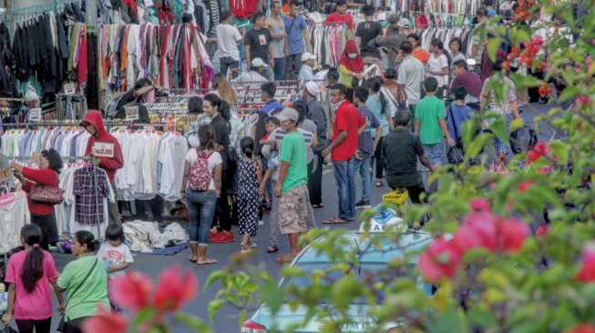 Pedagang menggelar barang dagangannya diatas trotoar dan bahu jalan di kawasan Pasar Senen, Jakarta, Minggu (10/3). [Suara.com/Muhaimin A Untung]