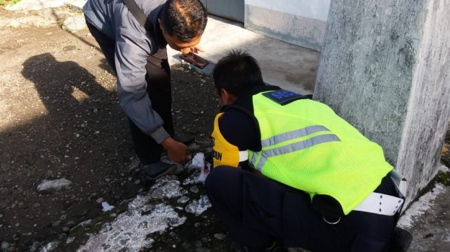 Mayat Bayi di Plastik Tergeletak di Pinggir Jalan Tambora, Dikerubuti Lalat