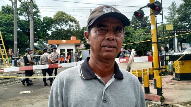 Penjaga Perlintasan Kereta Kebon Pedes Tertimpa Kabel saat KRL Anjlok