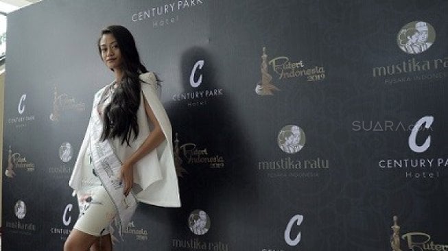 Miss Supranational Suriname 2019, Sri-Dewi Martomamat saat ditemui Suara.com pada Minggu (10/3/2019). (Suara.com/Dendi Afriyan)